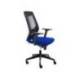 SILLA ROCADA DE OFICINA CON RUEDAS Y BRAZOS TAPIZADA EN TELA IGNIFUGA AZUL Y RESPALDO EN POLIMERO NEGRO